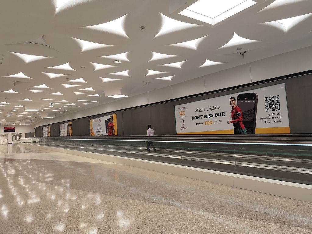 Iklan yang berkaitan dengan Piala Dunia menghiasi Stasiun Metro Qatar National Library, Doha, Qatar, Kamis (17/11/2022). Warga Qatar menyambut perhelatan Piala Dunia yang akan berlangsung pada 20 November-18 Desember 2022 dengan menghias kota mereka bertema Piala Dunia.