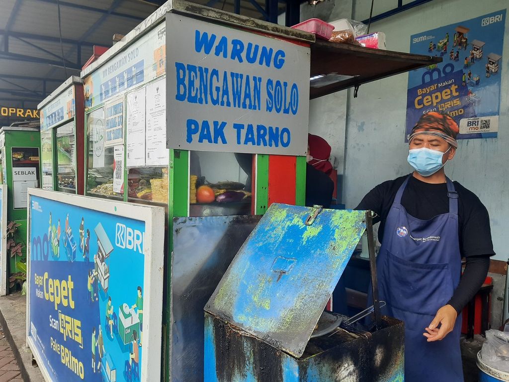 Pelaku usaha mikro, kecil, dan menengah (UMKM), Sutarno (41), menggoreng makanan di bilangan Bendungan Hilir, Jakarta, Rabu (8/3/2023). 