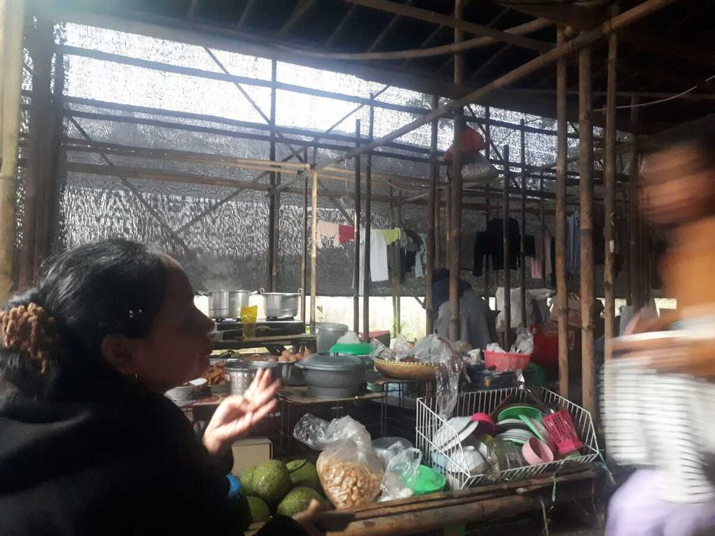 Suasana pagi di pengungsian kumbung di Sindangpalay, Kecamatan Cugenang, Cianjur, Minggu (27/11/2022). Meski sederhana, warga masih menjaga erat keguyuban bersama.