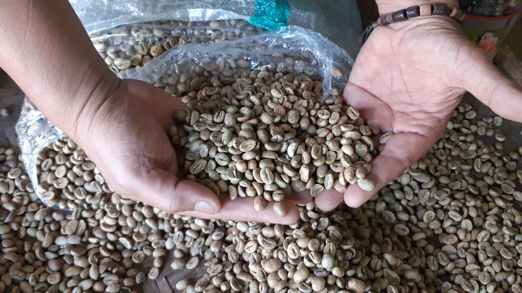 Kopi Kepahiang merupakan komoditas unggulan dari Bengkulu. Kopi ini memiliki cita rasa khas dan aroma buah-buahan yang memikat selera penikmat kopi. Harga kopi bubuk kualitas premium Rp 150 000 per kg.