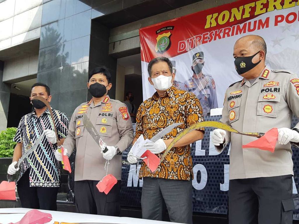 Polisi menunjukan barang bukti senjata tajam di Polda Metro Jaya, Jumat (11/3/2022) siang.