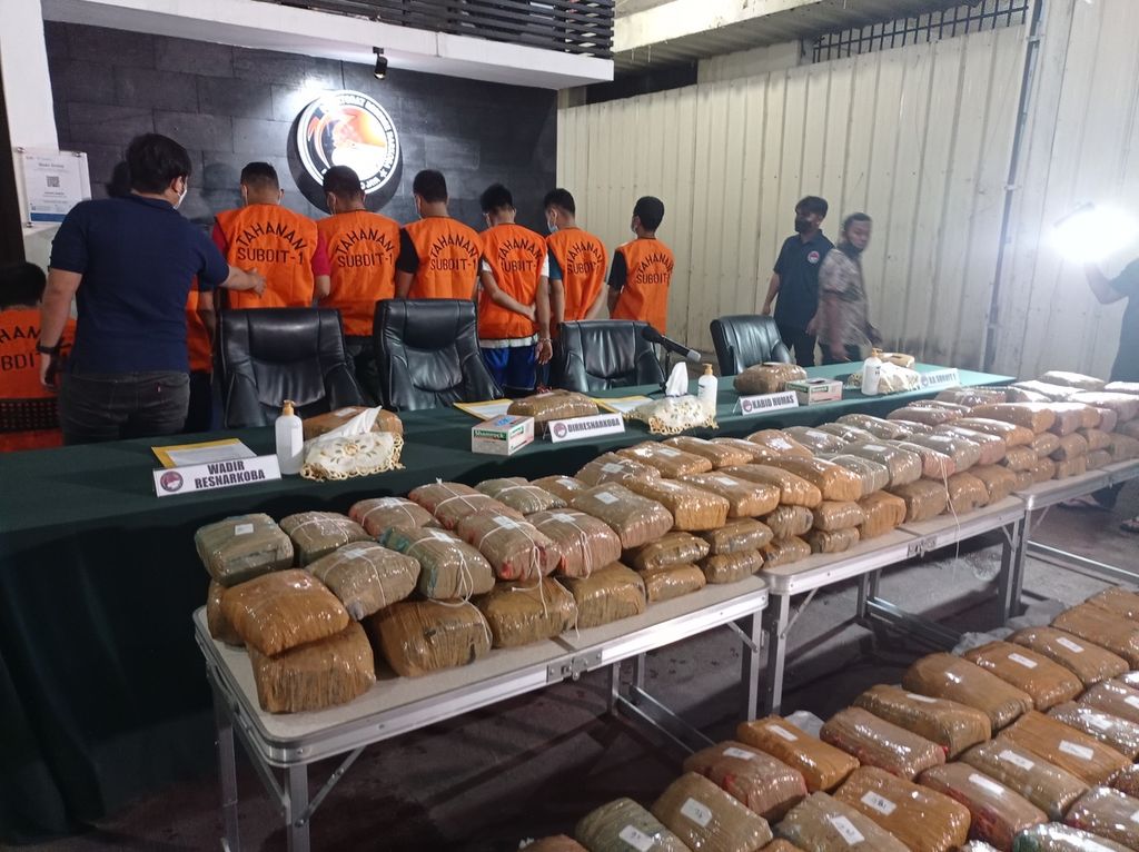 Polda Metro Jaya merilis pengungkapan kasus delapan orang dari sindikat narkoba Aceh-Medan-Jakarta dengan barang bukti 471,6 kg ganja di Polda Metro Jaya, Jumat (22/4/2022).