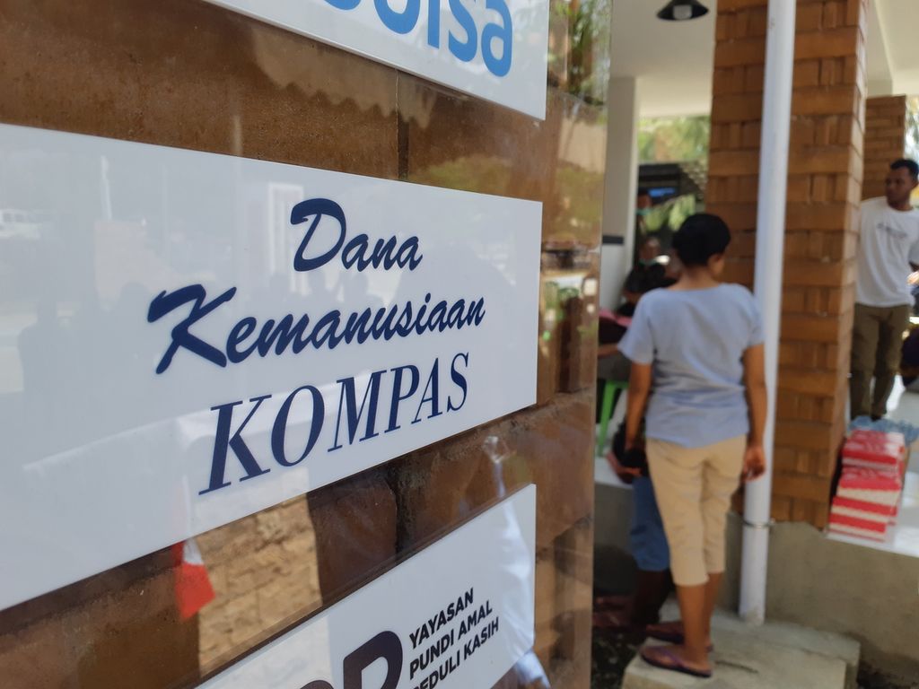 Yayasan Dana Kemanusiaan Kompas menggelar operasi katarak di Wini, Kabupaten Timor Tengah Utara, Nusa Tenggara Timur pada Jumat (16/9/2022). Sumber dana dari yayasan itu adalah para pembaca Kompas.
