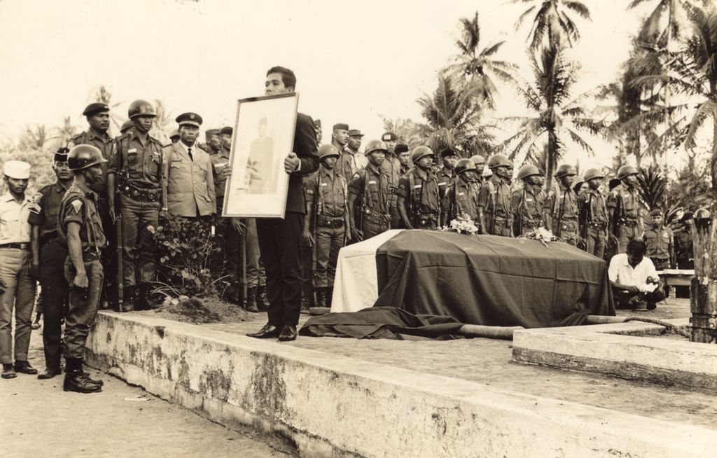 Prosesi pemakaman Bung Karno di Blitar, (22/6/1970).