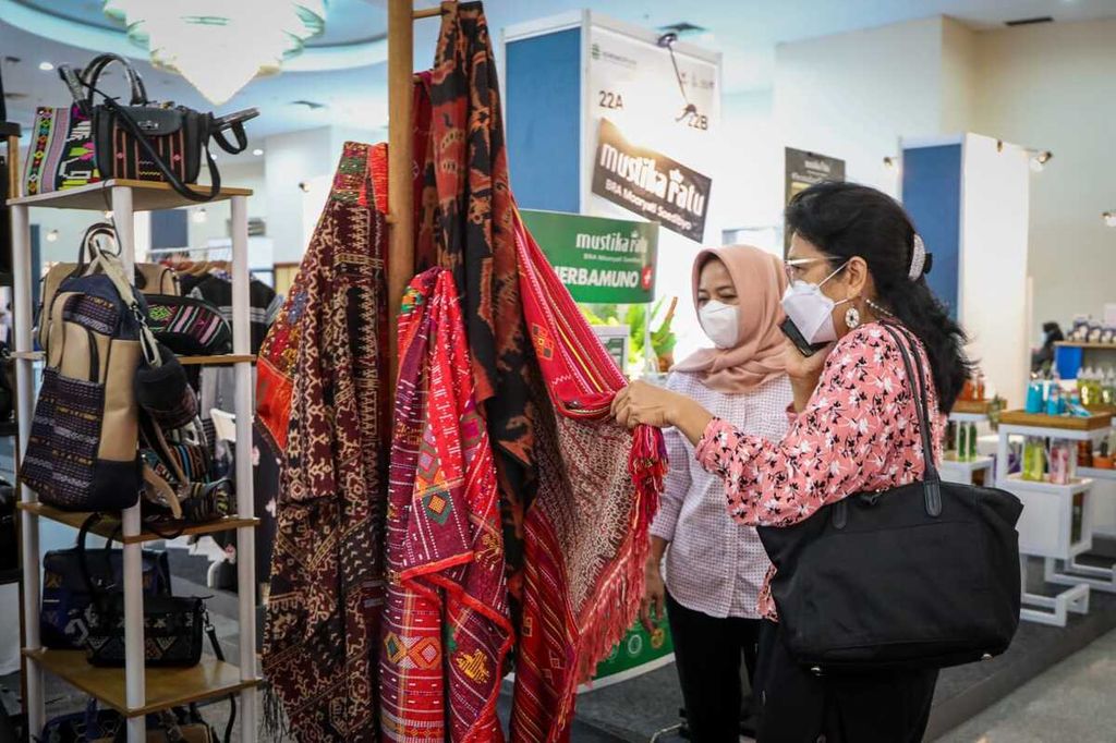 Sejumlah produk UMKM dipamerkan di ajang Business Matching Tahap II yang digelar di Gedung Smesco Exhibition Hall, Jakarta, 11-21 April 2022. 