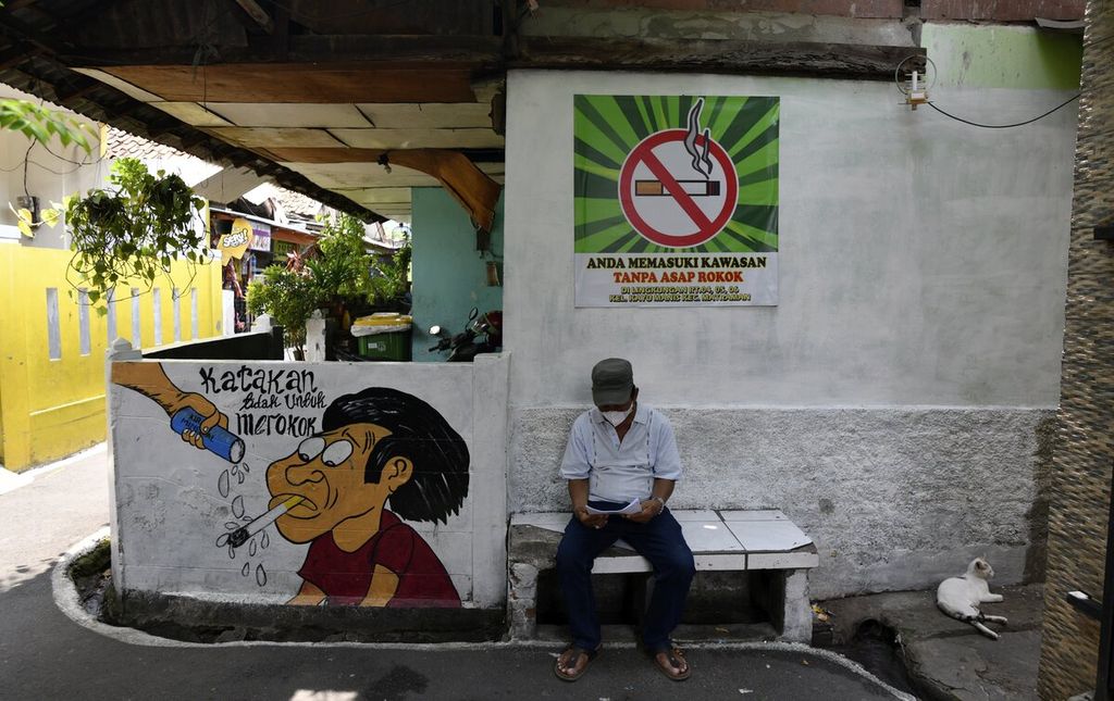 Mural bertema kawasan bebas asap rokok menghiasi permukiman warga di lingkungan RW 006 Kelurahan Kayu Manis, Matraman, Jakarta Timur, awal Oktober 2021.  