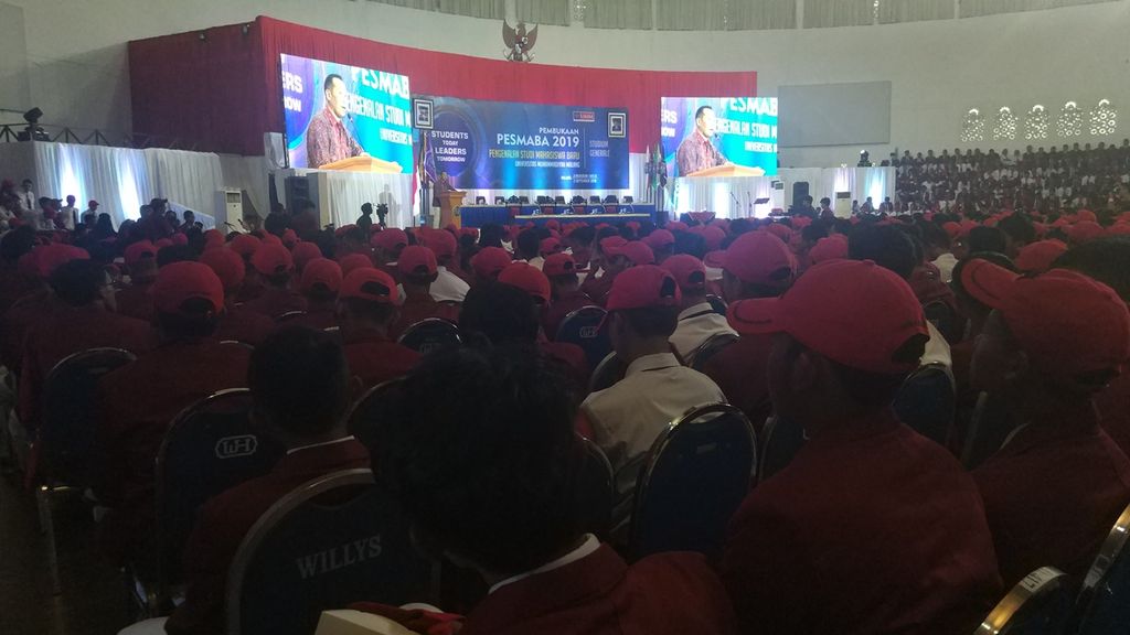 Ribuan mahasiswa baru Universitas Muhammadiyah Malang mendengarkan sambutan Rektor Fauzan pada kuliah umum di Dome UMM, Malang, Jawa Timur, Senin (2/9/2019).