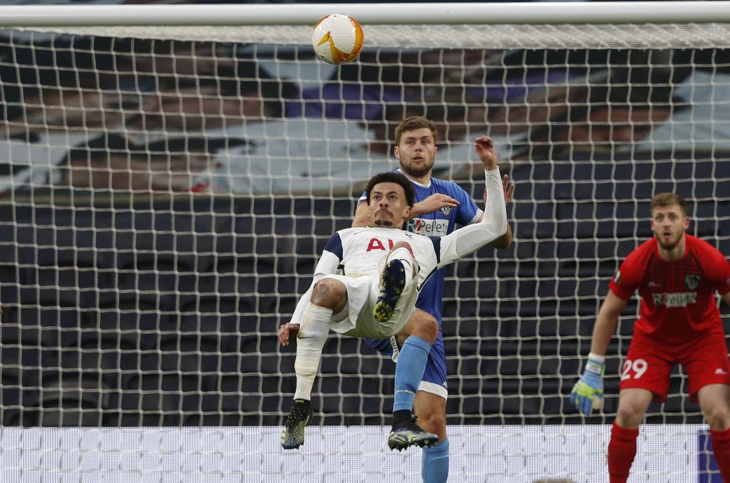 Gelandang Tottenham Hotspur, Dele Alli melakukan tendangan salto yang berujung gol timnya ke gawang Wolfsberger pada laga Liga Eiuropa di Stadion Tottenham Hotspur, London, Inggris, Kamis (25/2/2021) dini hari WIB lalu. Alli kini berlabuh ke Everton.
