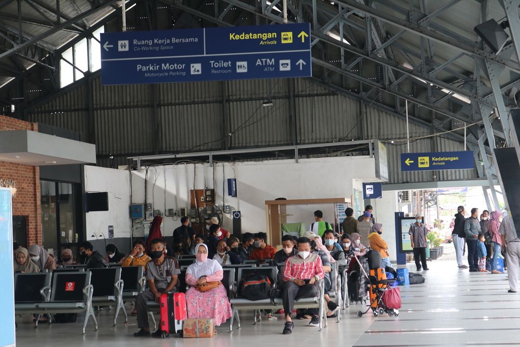 Penumpang kereta api menunggu kedatangan kereta dan jemputan di kursi tunggu Stasiun Tawang, Kota Semarang, Jawa Tengah, Kamis (28/4/2022).