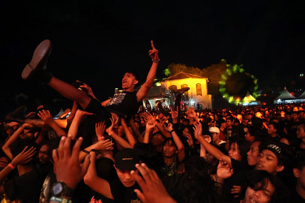 Penonton menyaksikan penampilan grup Down for Life dari Surakarta dalam konser festival Rock in Solo di Benteng Vastenburg, Surakarta, Jawa Tengah, Minggu (30/10/2022). Festival musik keras itu menampilkan 15 grup dari dalam dan luar negeri.