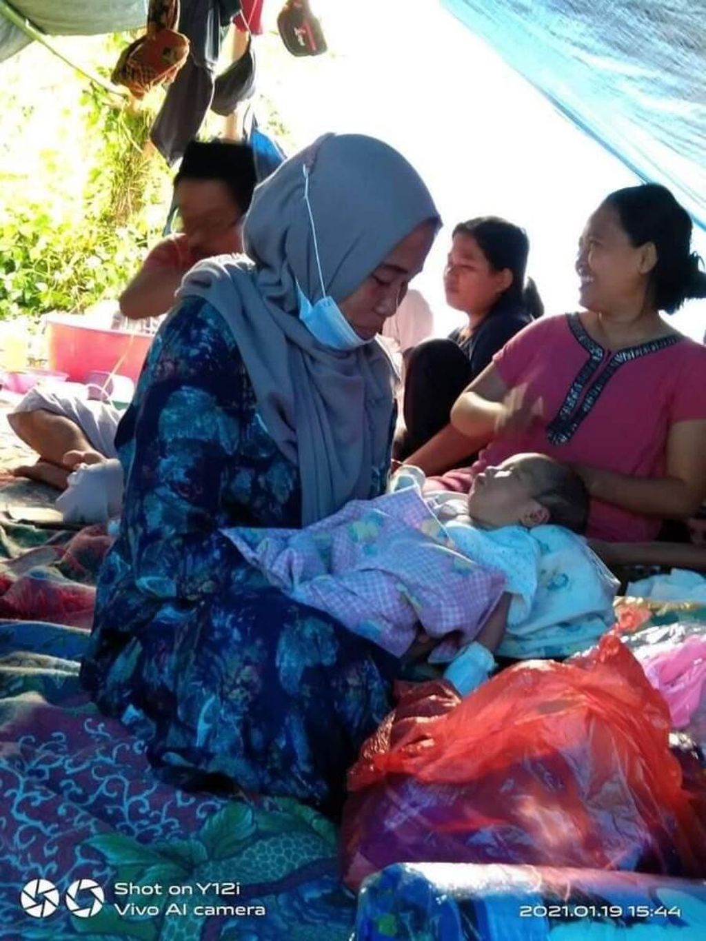 Bencana di Sulawesi Barat telah membangkitkan aksi solidaritas masyarakat, termasuk gerak cepat dari organisasi-organisasi perempuan. Pascagempa, Pos Perempuan Tanggap Darurat yang diinisiasi oleh Kapal Perempuan bekerja sama dengan Lentera Perempuan di Majene dan Kartini Mannakarra di Mamaju. Pengadaan barang dan koordinasi sukarelawan oleh Yayasan Kajian dan Pemberdayaan Masyarakat (YKPM) Sulawesi Selatan.
