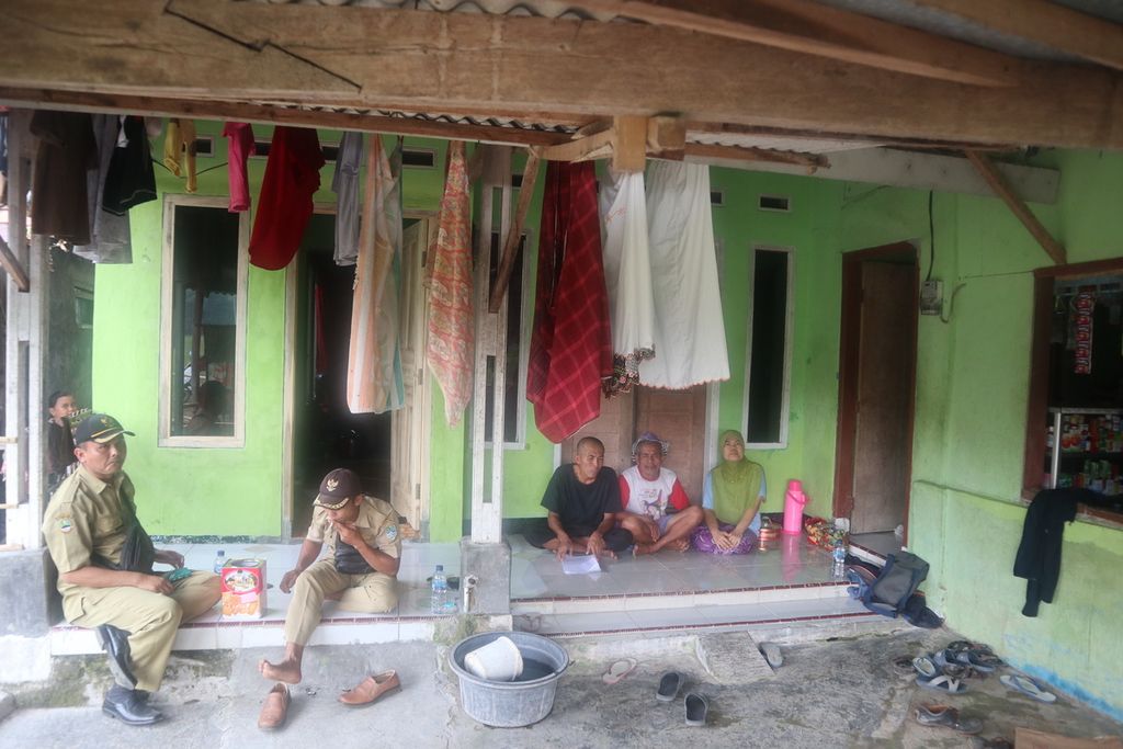Potret rumah keluarga Nenah, pekerja migran Indonesia asal Majalengka, di rumahnya di Desa Ranji Wetan, Majalengka (24/5/2021). Nenah terancam hukuman mati di Arab karena dituduh membunuh sopir majikannya.