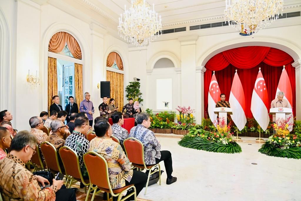 Presiden Joko Widodo dan Perdana Menteri Singapura Lee Hsien Loong menyampaikan keterangan bersama seusai melangsungkan pertemuan bilateral, Kamis (16/3/2023). 
