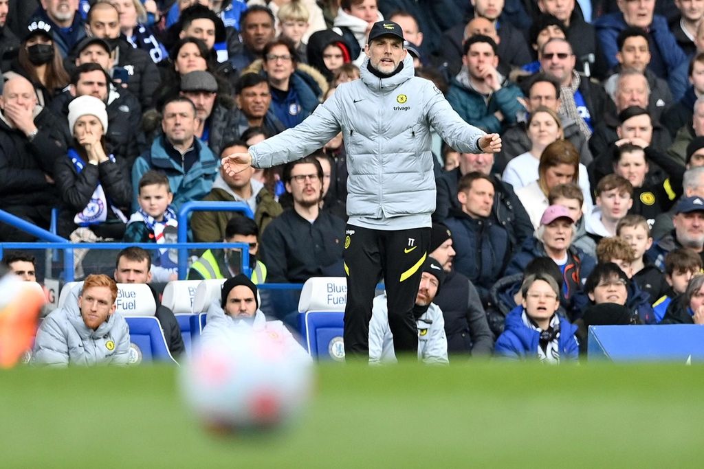 Manajer Chelsea Thomas Tuchel memberikan instruksi kepada para pemainnya pada laga Liga Inggris antara Chelsea dan Newcastle United di Stadion Stamford Bridge, London, Minggu (13/3/2022). Tuchel memastikan tetap akan bertahan hingga akhir musim. 