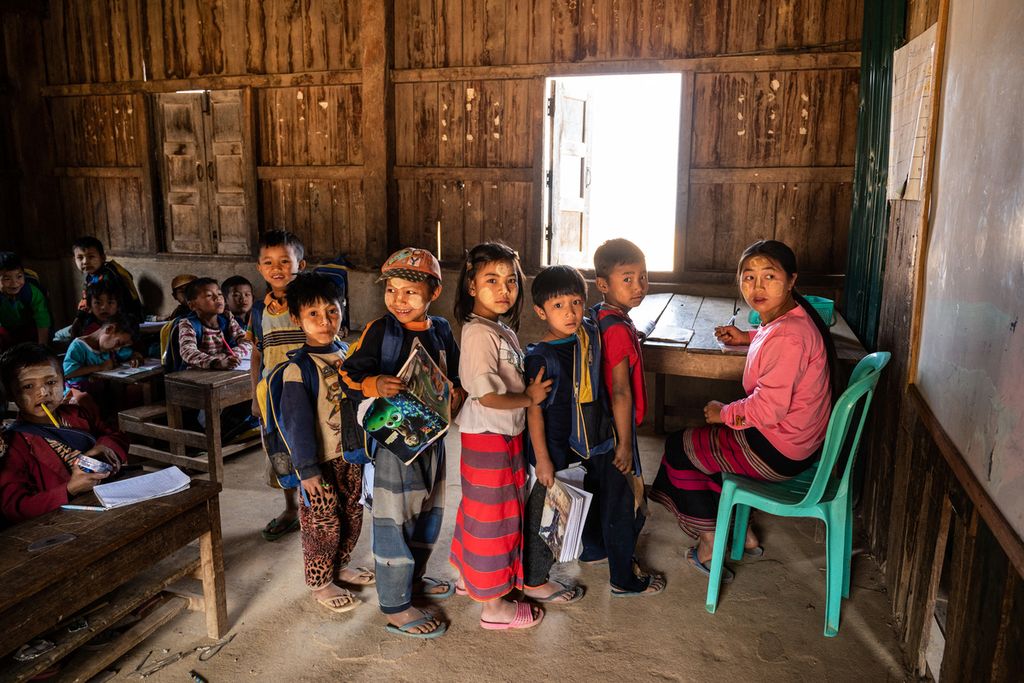Dalam foto yang direkam pada 9 Maret 2023 ini terlihat pelajar di negara bagian Shan, Myanmar. Setelah lebih dua tahun sejak kudeta, kondisi di Myanmar semakin memburuk