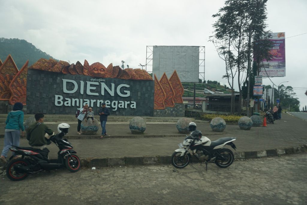 Pengunjung berfoto di kawasan Dieng, Banjarnegara, Jawa Tengah, Selasa (7/2/2023).