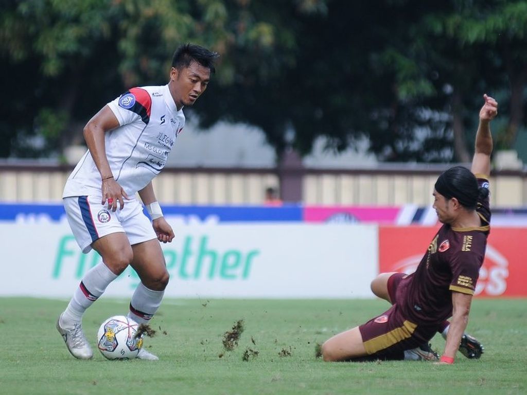 Pemain Arema FC, Rizky Dwi Febriantom mencoba melewati pemain PSM Makassar pada pertandingan pekan ke-22 BRI Liga 1 di Stadion Perguruan Tinggi Ilmu Kepolisian (PTIK), Jakarta, Sabtu (4/2/2023).