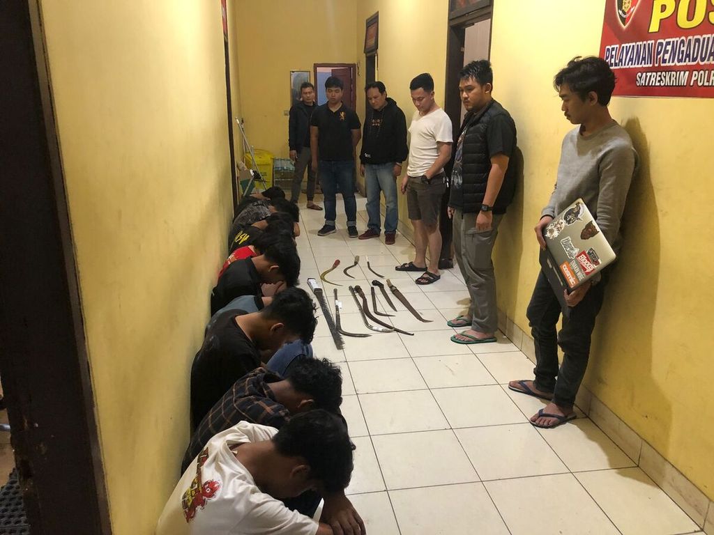 Remaja ditangkap Polres Kota Serang Kota saat hendak tawuran di Kota Serang, Banten. Mereka menggunakan senjata tajam untuk saling serang demi eksistensi diri ataupun kelompoknya.