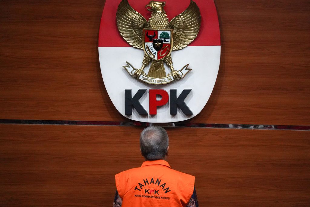 Hakim Agung Sudrajad Dimyati dengan rompi tahanan saat diekspose Komisi Pemberantasan Korupsi (KPK), Jakarta, Jumat (23/9/2022). 