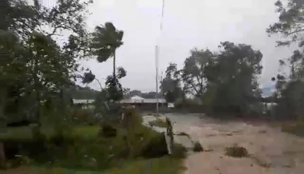 Tangkapan layar dari video media sosial yang disebarluaskan oleh Adra Vanuatu dan Reuters ini memperlihatkan topan Harold di Luganville, Vanuatu, pada 6 April 2020.