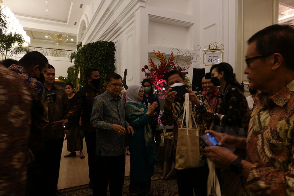  Wakil Presiden Ke-10 dan Ke-12  Jusuf Kalla menerima ucapan selamat ulang tahun dari para tamu undangan usai syukuran ultah ke-80 di Gedung Tribrata, Jakarta Selatan, Rabu (25/5/2022).