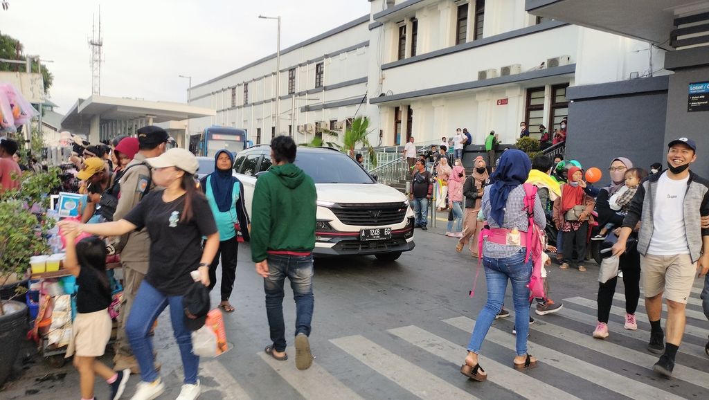 Pengunjung Kota Tua dan calon penumpang kereta Stasiun Jakarta Kota berlalu lalang, Sabtu (22/10/2022).