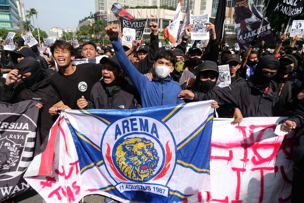 Ratusan suporter melakukan unjuk rasa di kawasan Bundaran Hotel Indonesia, Jakarta, Minggu (30/10/2022), menuntut pihak terkait mengusut tuntas tragedi yang terjadi di Stadion Kanjuruhan, Malang. Massa aksi juga menuntut segera dilaksanakannya Kongres Luar Biasa PSSI. 