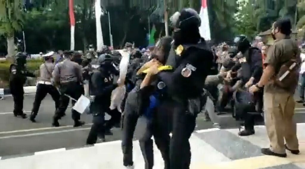 Tangkapan layar dari video berisi tindak kekerasan yang dilakukan anggota kepolisian terhadap seorang mahasiswa, MFA (21), di Kabupaten Tangerang, Banten, yang terjadi pada Rabu (13/10/2021). Video ini telah beredar luas di media sosial.
