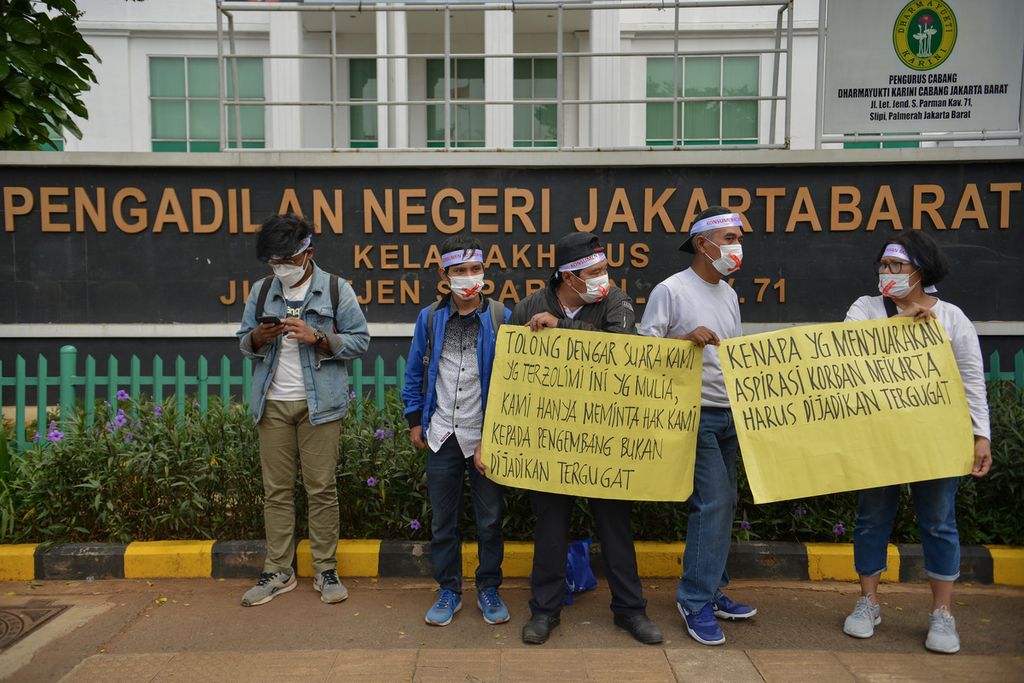 Para anggota Perkumpulan Komunitas Peduli Konsumen Meikarta melakukan aksi di depan gedung Pengadilan Negeri Jakarta Barat, Selasa (24/1/2023). 
