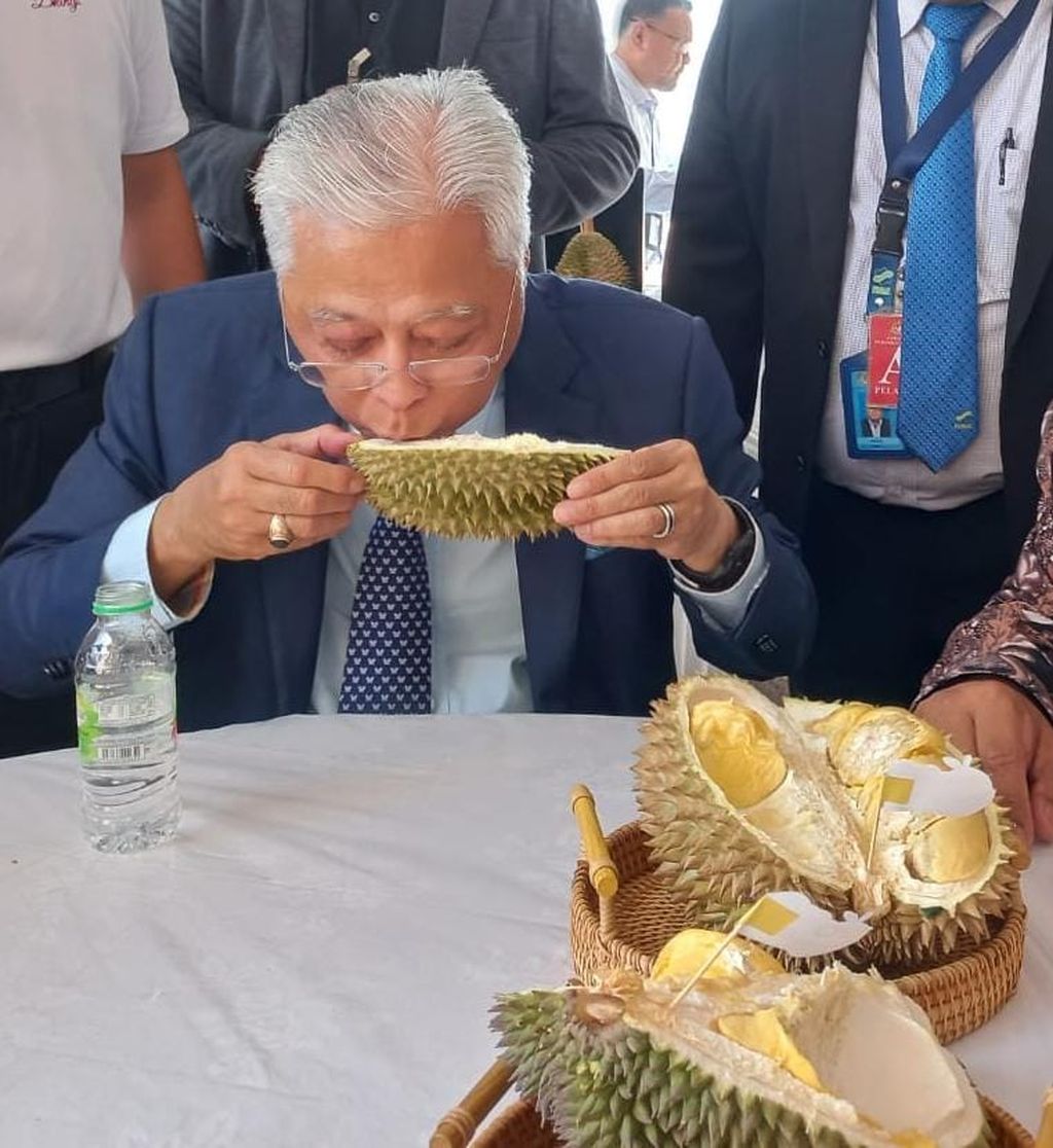 Perdana Menteri Malaysia Datuk Sri Ismail Sabri Yaakob menikmati durian duri hitam saat menjamu makan siang rombongan wartawan asal Indonesia dan Malaysia, yang tergabung dalam Ikatan Setiakawan Wartawan Malaysia-Indonesia (Iswami), Senin (30/5/2022) di kantor PM, Putrajaya, Malaysia.