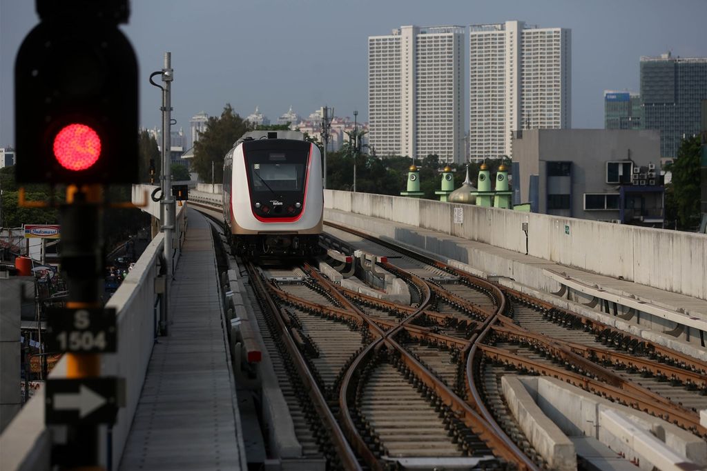 Kereta ringan (LRT) tiba di Stasiun Velodrome di Rawamangun dari Stasiun LRT Pegangsaan Dua, Kelapa Gading, Jakarta Utara, Jumat (29/11/2019).