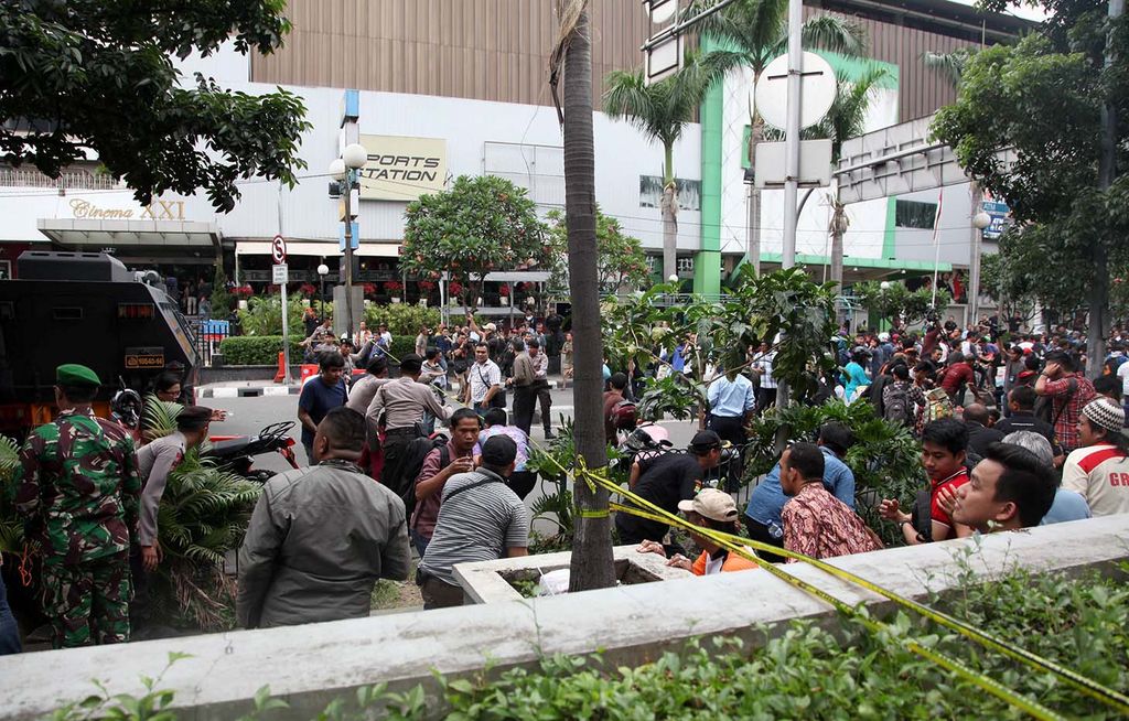 Kepanikan warga saat terjadi kepulan asap di lokasi ledakan bom dan teror tembakan di gedung Skyline jalan MH. Thamrin, Jakarta Pusat, Kamis (14/1/2016).