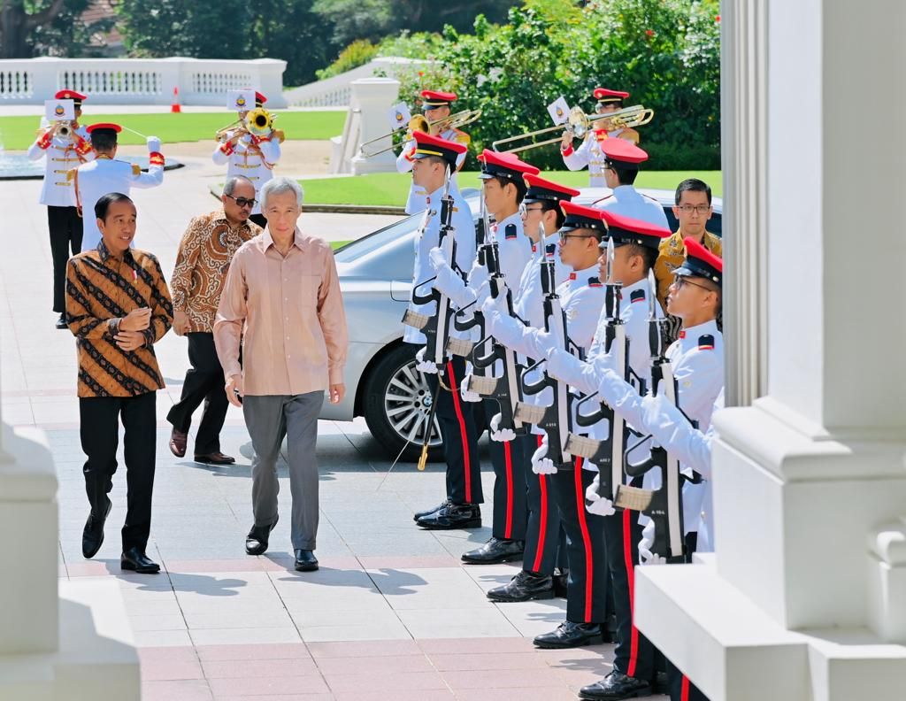 Presiden Joko Widodo tiba di Istana Kepresidenan Singapura, Kamis (16/3/2023). Perdana Menteri Singapura Lee Hsien Loong menyambut langsung. Keduanya kemudian saling mengenalkan delegasi masing-masing.