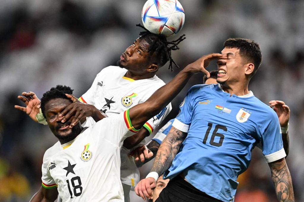 Bek Ghana, Daniel Amartey (kiri) dan Mohammed Salisu, berebut bola dengan bek Uruguay, Mathias Olivera, dalam pertandingan Grup H Piala Dunia Qatar antara Ghana dan Uruguay di Stadion Al Janoub, Al Wakrah, Jumat (2/12/2022). Uruguay dan Ghana tidak berhasil lolos ke babak 16 besar.