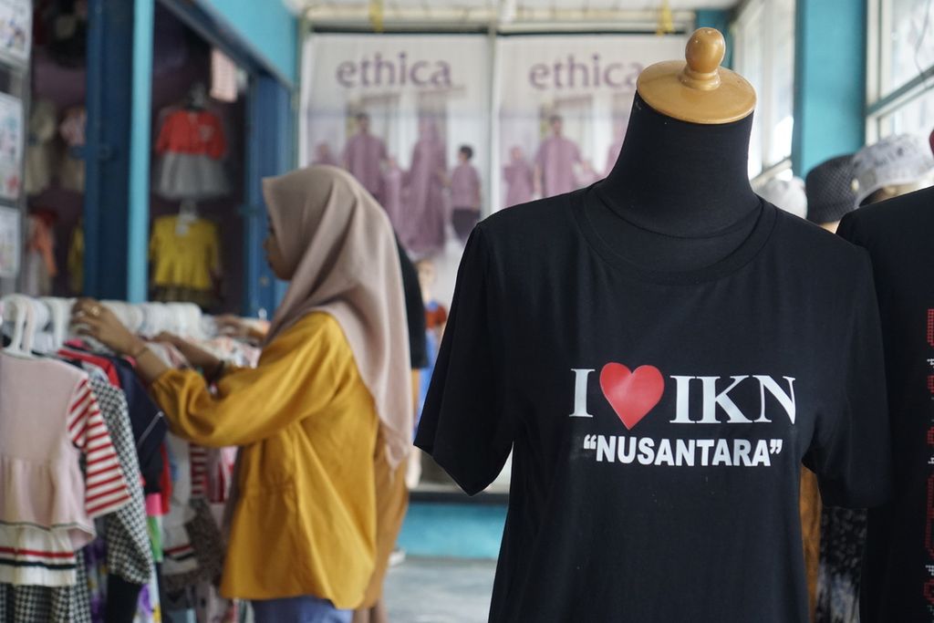Kata <i>kaos</i> masih sering disalahartikan sebagai sejenis pakaian, padahal artinya keadaan kacau balau. Tak sedikit yang menggunakan <i>kaos</i>, alih-alih <i>kaus</i>, untuk menyebut <i>kaus oblong</i>, misalnya. Kaus bertuliskan I Love IKN Nusantara dipajang di salah satu toko di Pasar Rebo Sepaku, Penajam Paser Utara, Kalimantan Timur, Jumat (27/5/2022).