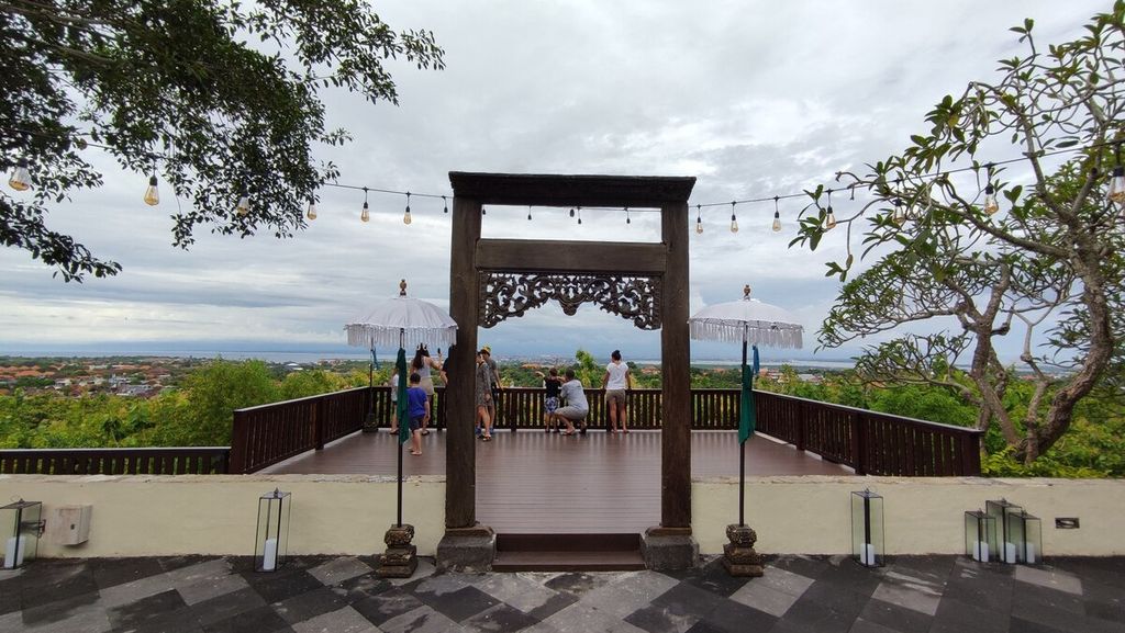 Pengunjung restoran di Jendela Bali GWK Cultural Park, Ungasan, Kuta Selatan, Badung, dapat menyaksikan panorama Bali dari restoran di GWK Cultural Park. 