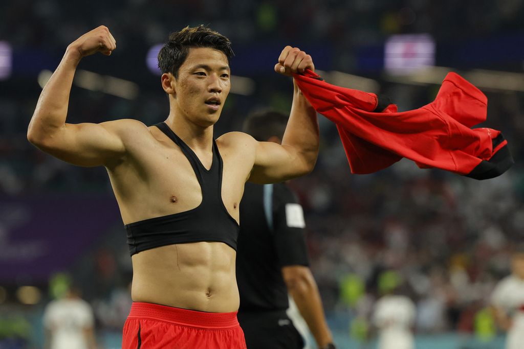 Gelandang Korea Selatan Hwang Hee-chan merayakan gol kedua timnya di pertandingan sepak bola Grup H Piala Dunia 2022 Qatar antara Korea Selatan dan Portugal di Stadion Education City di Al-Rayyan, barat Doha, Jumat (2/12/2022). Korsel menang 2-1 pada laga itu dan berhak maju ke babak 16 besar. 