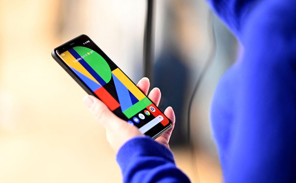 Seorang perempuan memegang ponsel Google Pixel 4 yang diluncurkan di New York, Amerika Serikat, 15 Oktober 2019. 