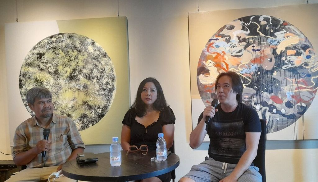 Direktur galeri Benny Oentoro (kanan) bersama pelukis Marisa R Ng (tengah) dalam jumpa pers menyambut pameran di Kopi Bali House, Sanur, Kota Denpasar, Senin (20/6/2022). 
