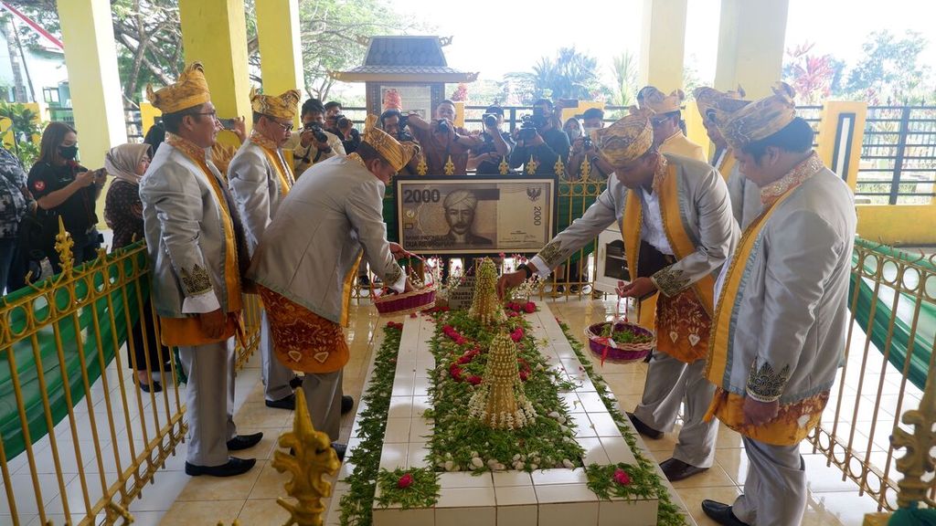 Jajaran forum koordinasi pimpinan daerah Kalimantan Selatan menabur bunga di atas makam pahlawan nasional Pangeran Antasari pada peringatan 160 tahun wafat Pangeran Antasari di Banjarmasin, Kalsel, Selasa (11/10/2022). 