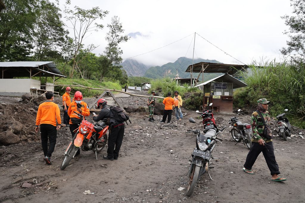 Petugas berjaga di dekat lokasi endapan sisa erupsi Merapi di Sungai Gendol, Kecamatan Cangkringan, Kabupaten Sleman, Daerah Istimewa Yogyakarta, Kamis (10/3/2022). 