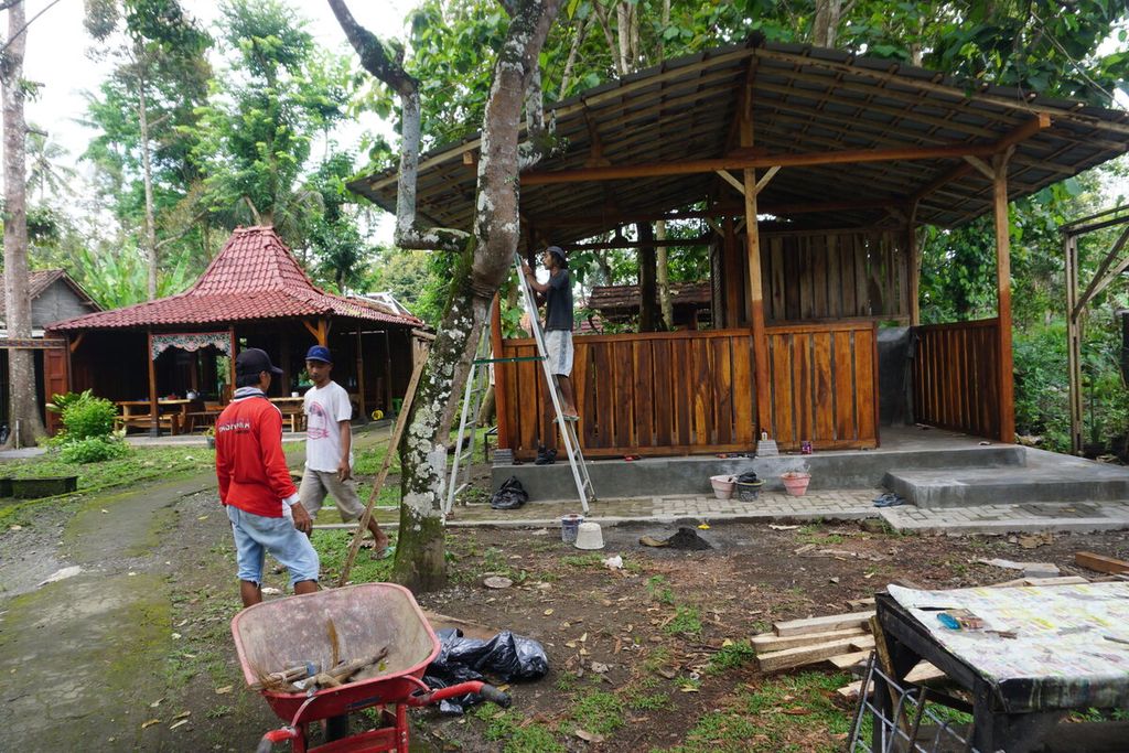 Sejumlah tukang membuat mushala di Homestay Anugrah jelang Borobudur Marathon 2022, Kamis (10/11/2022), di kawasan Borobudur, Kabupaten Magelang, Jawa Tengah, Kamis (10/11/2022).