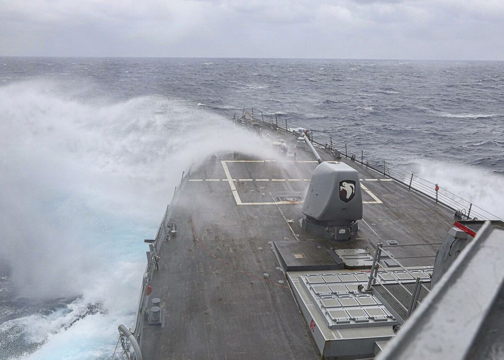 Foto pada 13 Maret 2023 memperlihatkan sebagian dek kapal perusak milik Angkatan Laut AS, USS Milius, yang berpatroli di wilayah Laut Filipina. Pada Kamis (23/3/2023), Komando Teater Selatan Tentara Pembebasan Rakyat (PLA) China menyatakan telah mengusir kapal itu.