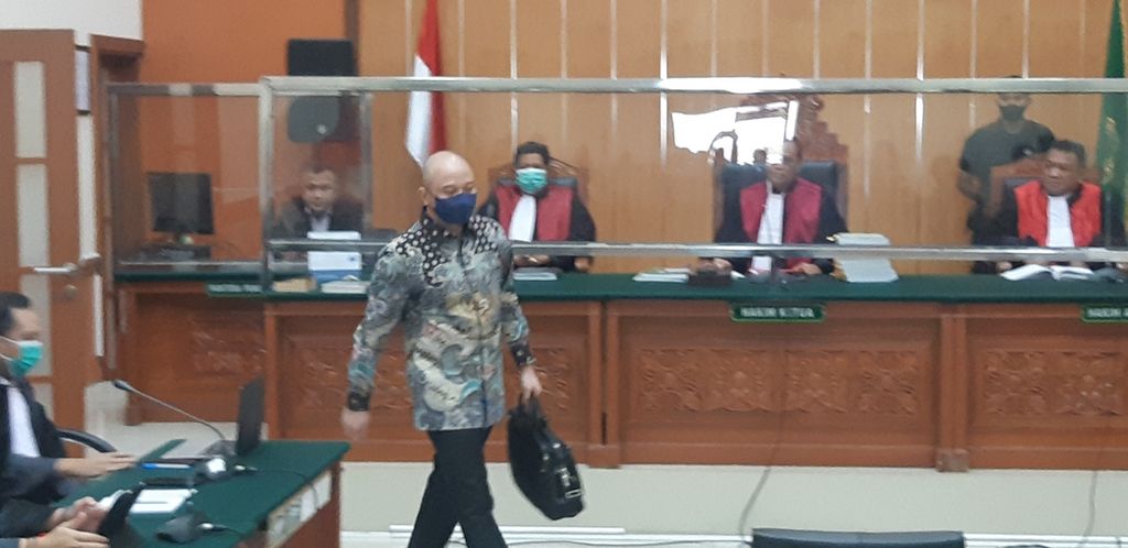 Irjen Teddy Minahasa memasuki ruang sidang untuk membacakan nota pembelaan atau pleidoi atas tuntutan jaksa di Pengadilan Negeri Jakarta Barat, Jakarta (13/4/2023). Teddy divonis hukuman seumur hidup atas kasus narkotika.