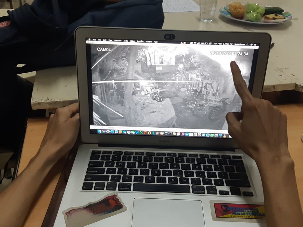 Keluarga menunjukkan foto rekaman CCTV yang merekam keberadaan sepeda motor yang dijadikan sebagai barang bukti kasus Begal di Bekasi. Di saat kejadian pembegalan pada 24 Juli 2021 pukul 01.30, sepeda motor yang disebut dipakai dalam kasus kejahatan tersebut ternyata berada di rumah salah satu terdakwa.