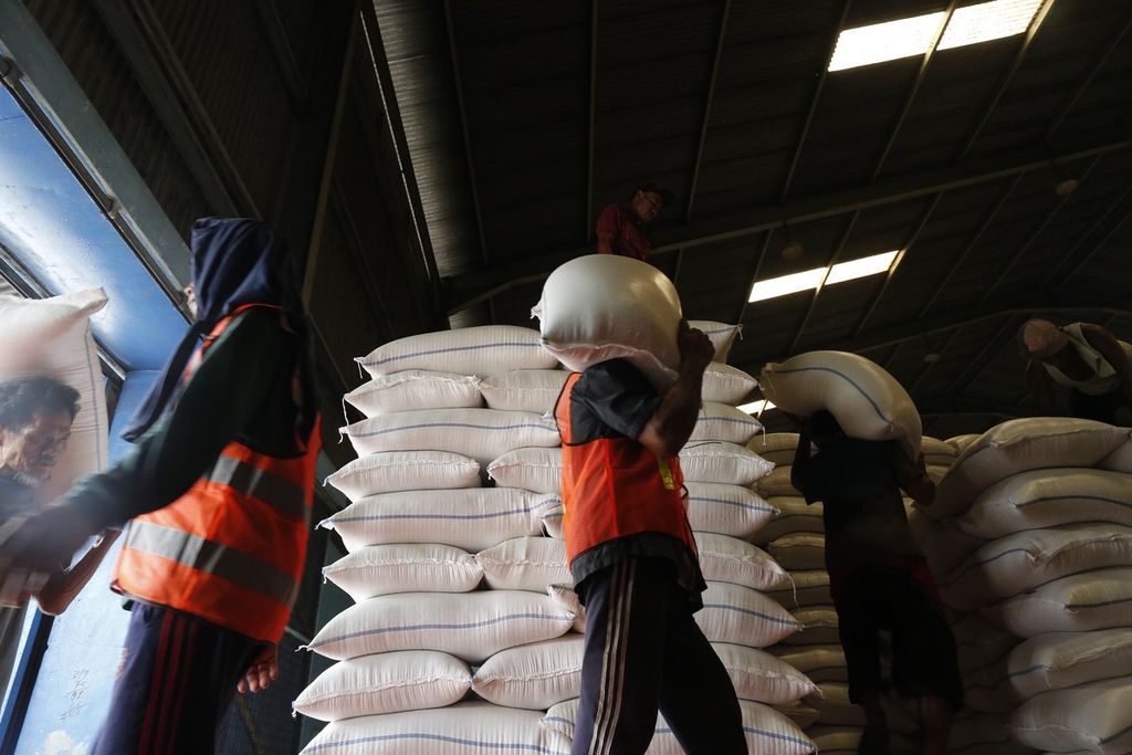 Aktivitas bongkar muat beras di Gudang Perum Bulog Divisi Regional DKI Jakarta dan Banten, Jumat (25/11/2022). Per Kamis (24/11), stok beras yang dikelola Bulog 583.000 ton. 