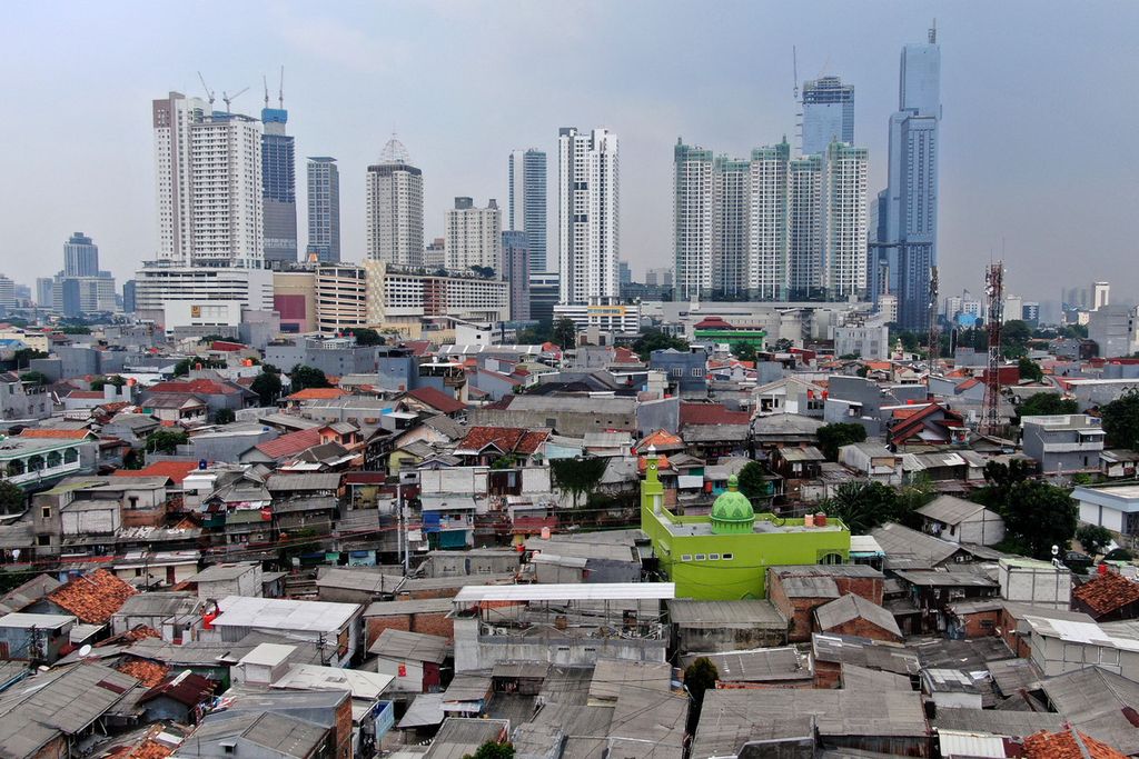 Kepadatan hunian penduduk dengan latar belakang gedung bertingkat di kawasan Tanah Abang, Jakarta, Kamis (15/9/2022). Sejumlah lembaga swadaya masyarakat yang peduli pada masalah lingkungan menyampaikan bahwa polusi udara masih jadi masalah serius bagi warga Jakarta. 