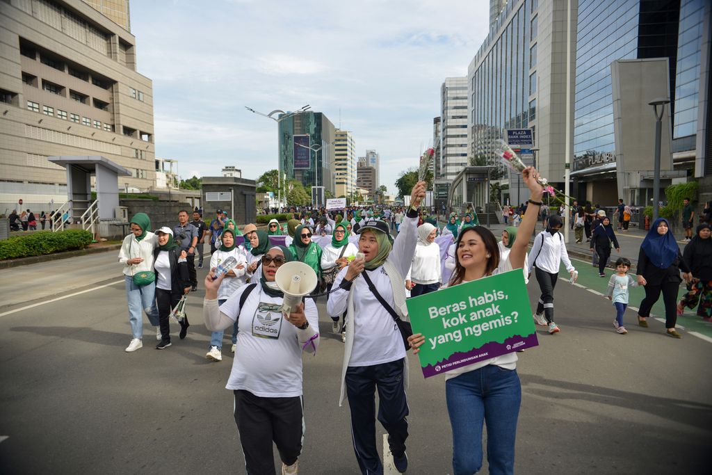 Sejumlah anggota gerakan peduli anak l<i>ongmarch </i>untuk mengampanyekan kepedulian terhadap anak kepada warga yang mengikuti hari bebas kendaraan bermotor di kawasan Jalan MH Thamrin, Jakarta Pusat, Minggu (8/1/2023). 