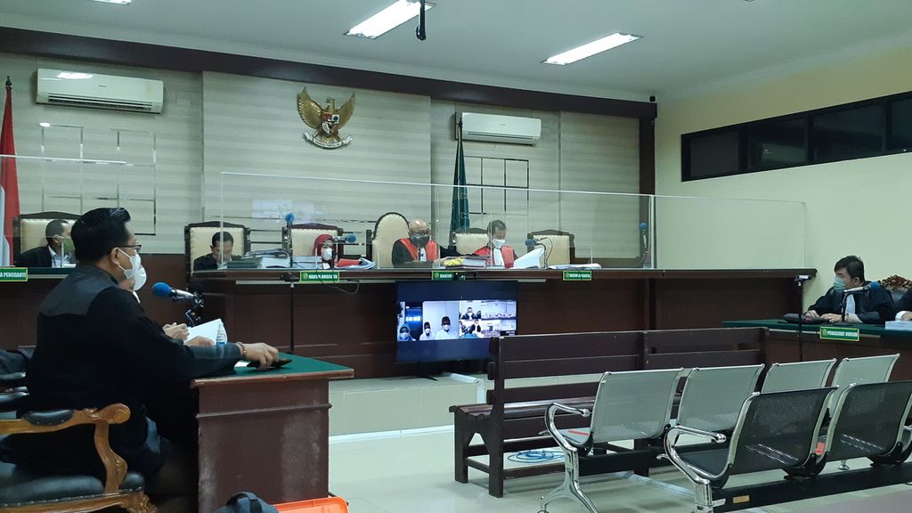 Sidang tuntutan Kades Klantingsari Wawan Setyo Budi Utomo di Pengadilan Tipikor Surabaya, Senin (4/4/2022)