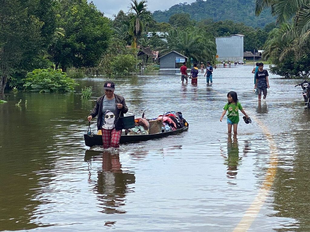 Floods submerged a number of villages in Lamandau Regency, Central Kalimantan, on Wednesday (12/10/2022). The Trans Kalimantan line connecting the two provinces was cut off.